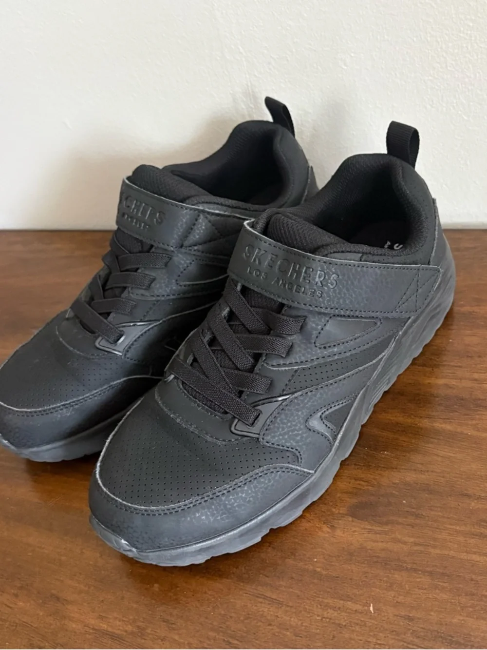 Skechers all black